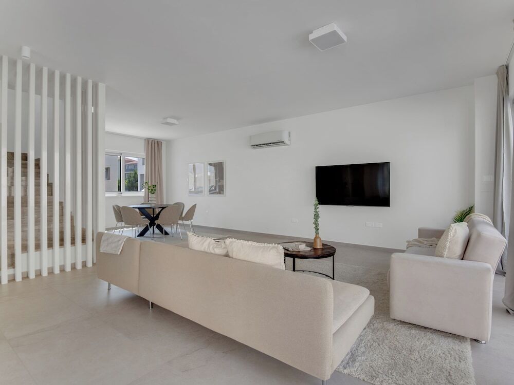 Паралимни: Sanders Mythical Blue - Bright 4 bdr Villa With Pool