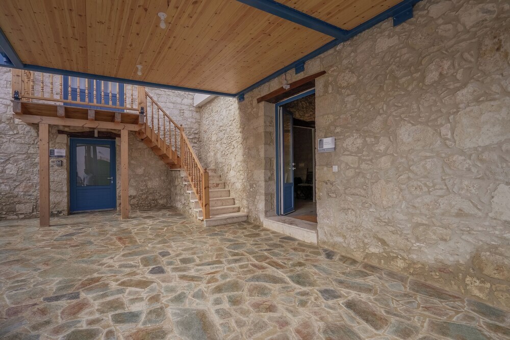 Стени: Phaedrus Living Peristerona Traditional House