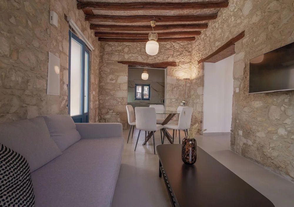 Стени: Phaedrus Living Peristerona Traditional House