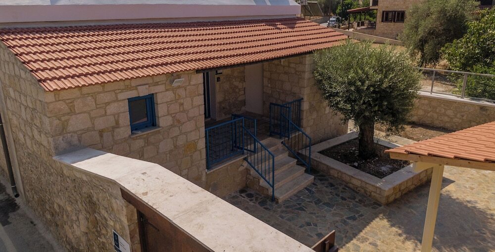 Стени: Phaedrus Living Peristerona Traditional House