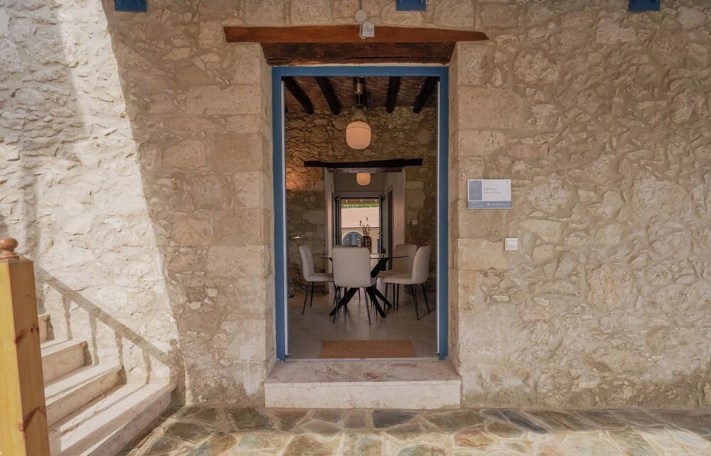 Стени: Phaedrus Living Peristerona Traditional House