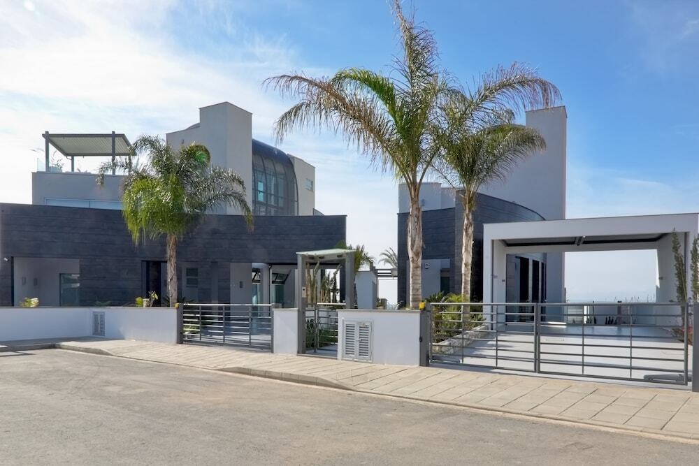 Elegance Beachfront Villa — фото 4