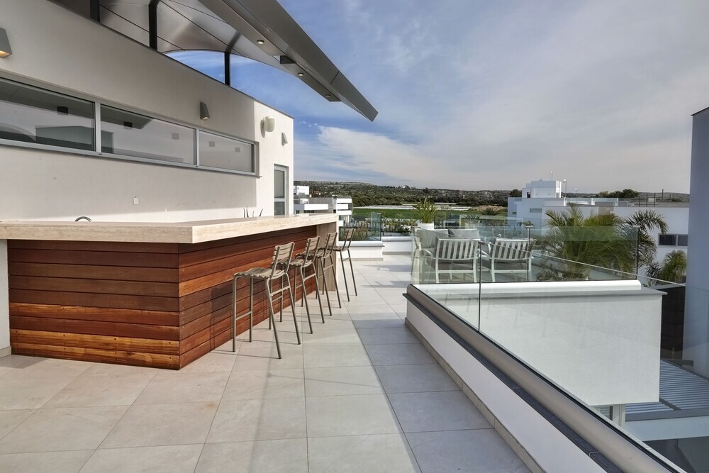 Elegance Beachfront Villa — фото 2