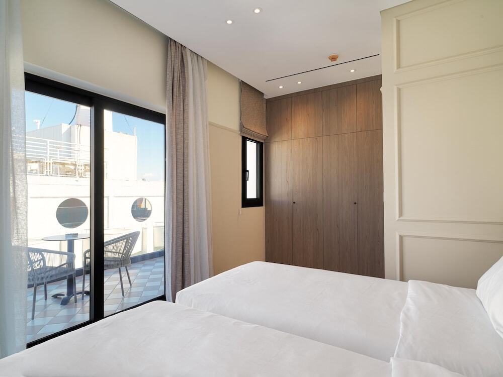 Ларнака: LIV Mackenzie Beach Suites