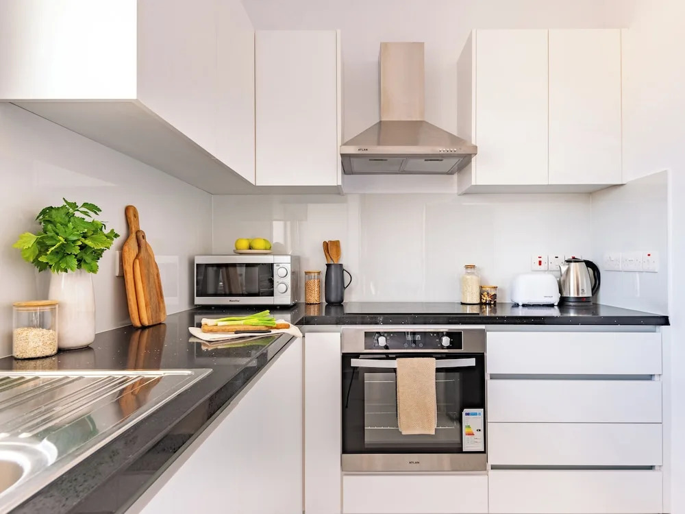 Лимассол: Sanders Cruise - Lovely 1-bdr Apt With Balcony
