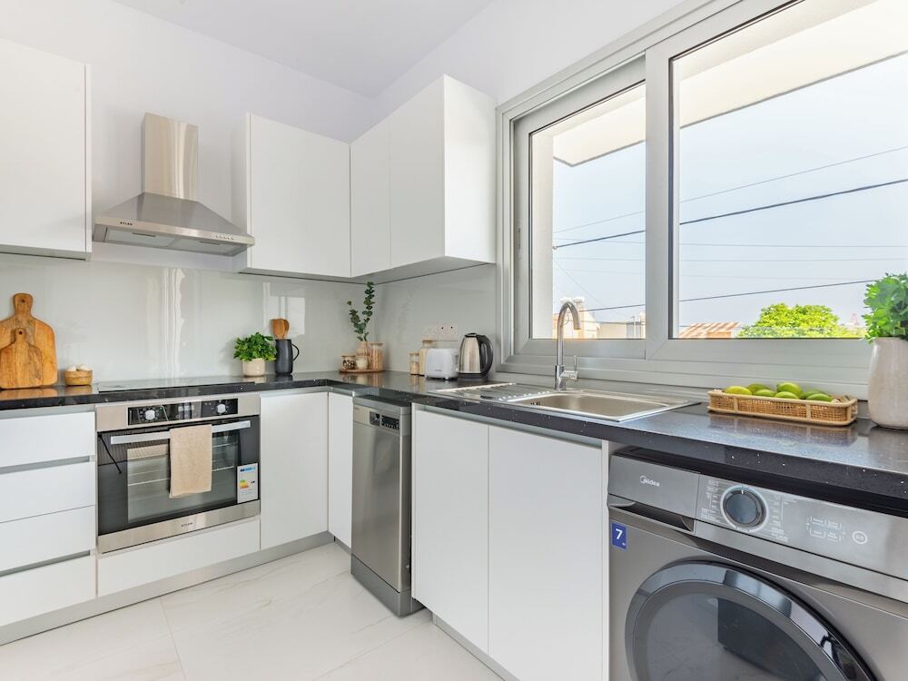 Лимассол: Sanders Cruise - Modern 2-bdr Apt With Balcony