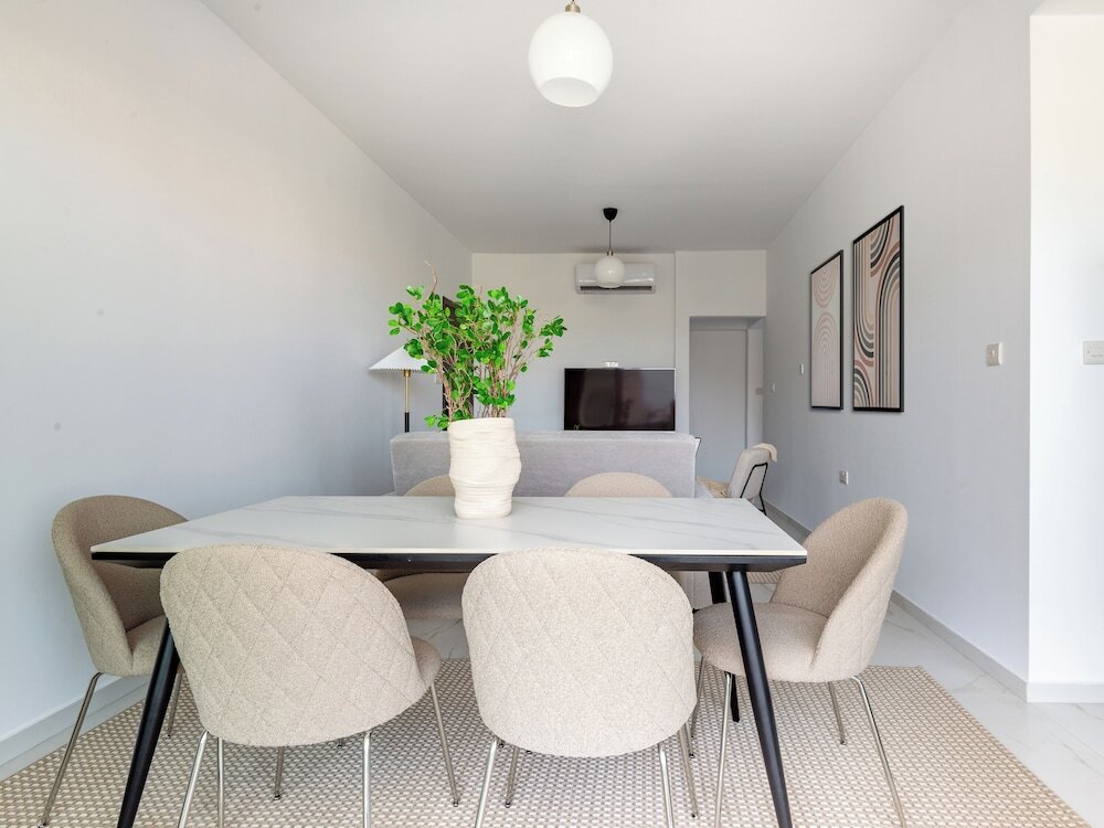 Лимассол: Sanders Cruise - Modern 2-bdr Apt With Balcony