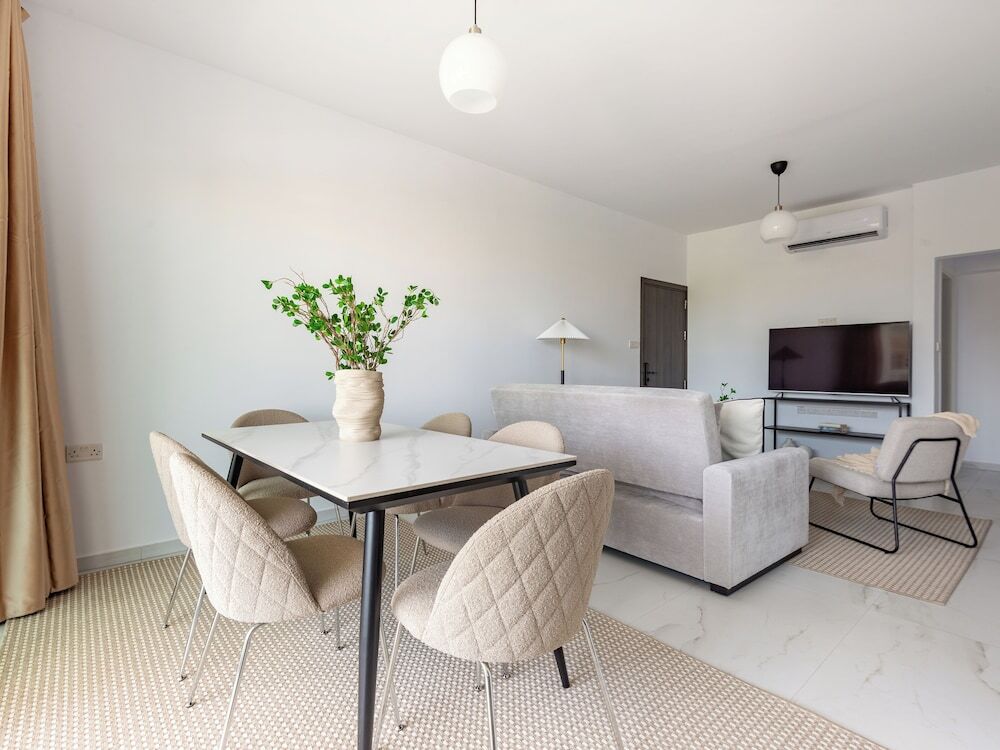 Лимассол: Sanders Cruise - Modern 2-bdr Apt With Balcony