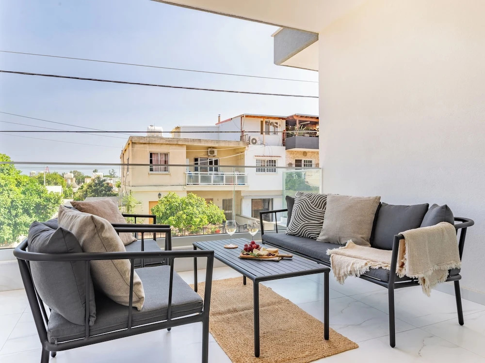 Лимассол: Sanders Cruise - Modern 2-bdr Apt With Balcony