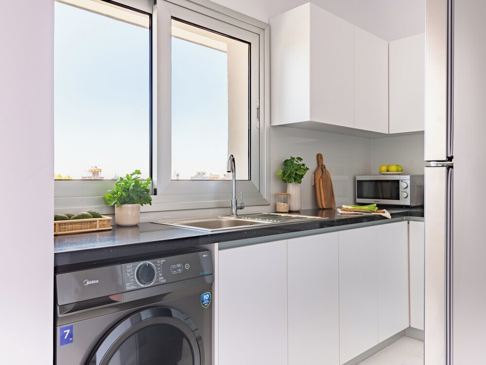Лимассол: Sanders Cruise - Modern 1-bdr Apt With Balcony