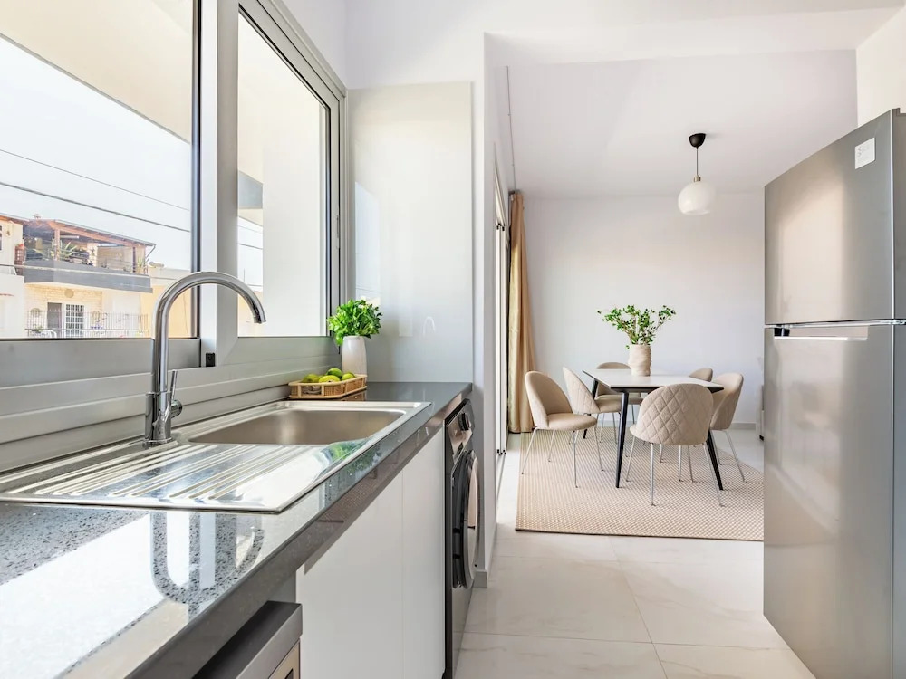 Лимассол: Sanders Cruise - Bright 2-bdr Apt With 2 Balconies