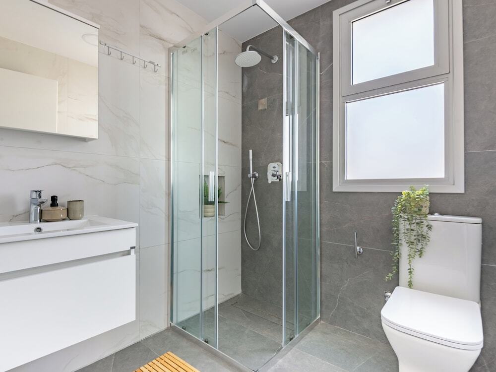 Лимассол: Sanders Cruise - Bright 2-bdr Apt With 2 Balconies
