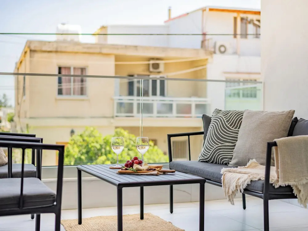 Лимассол: Sanders Cruise - Bright 2-bdr Apt With 2 Balconies