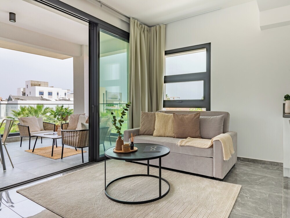 Лимассол: Sanders Evolution 2 Sweet 2 Bedroom Apartment With Balcony