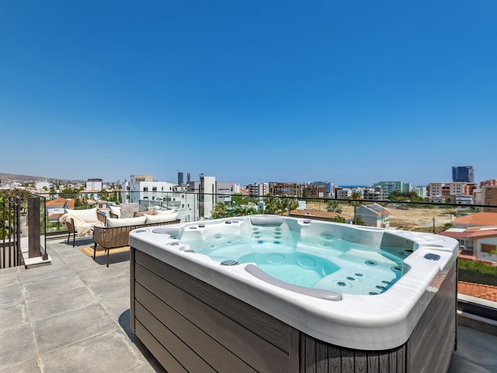 Лимассол: Sanders Evolution 2 - 2 Bedroom Apartment With Private Rooftop and Jacuzzi