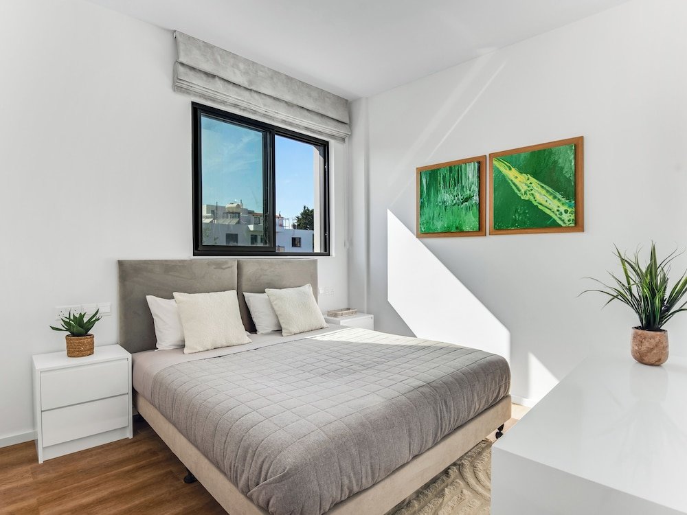 Sanders Olive - Chic 3-bdr Apt With Shared Pool — фото 4