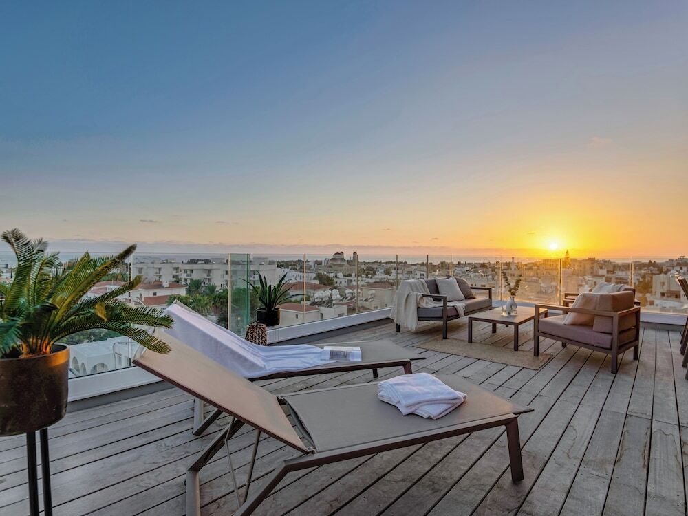 Пафос: Sanders Olive - Chic 3-bdr Apt With Shared Pool