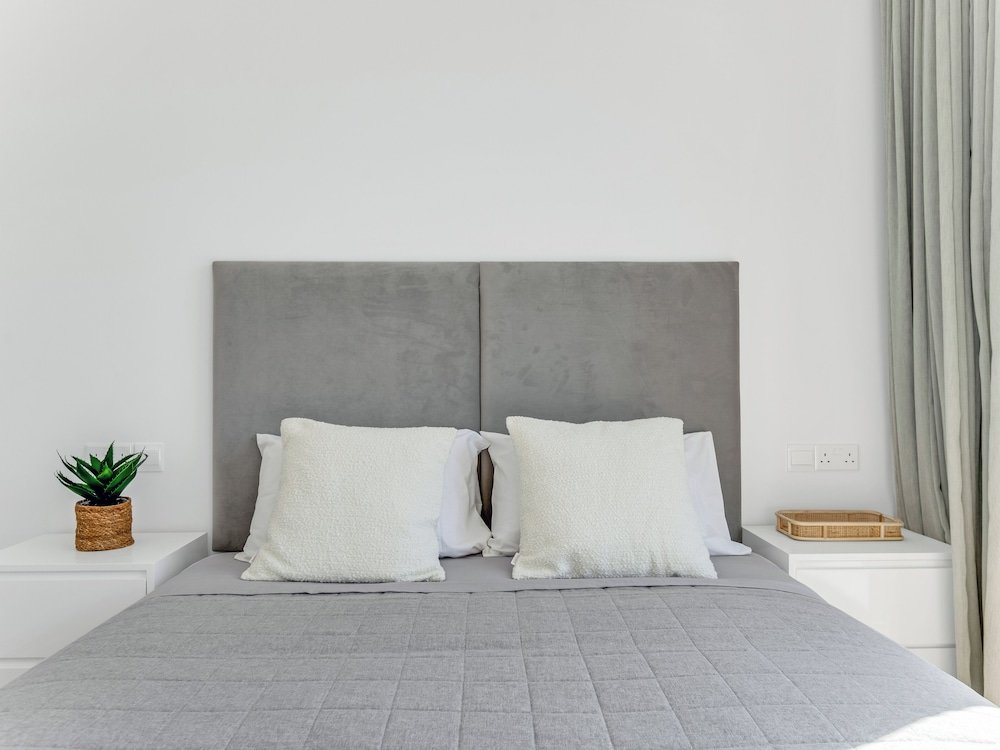 Пафос: Sanders Olive - Chic 3-bdr Apt With Shared Pool
