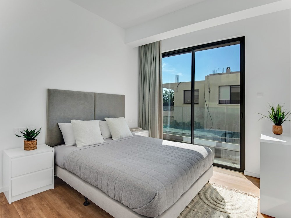 Пафос: Sanders Olive - Chic 3-bdr Apt With Shared Pool