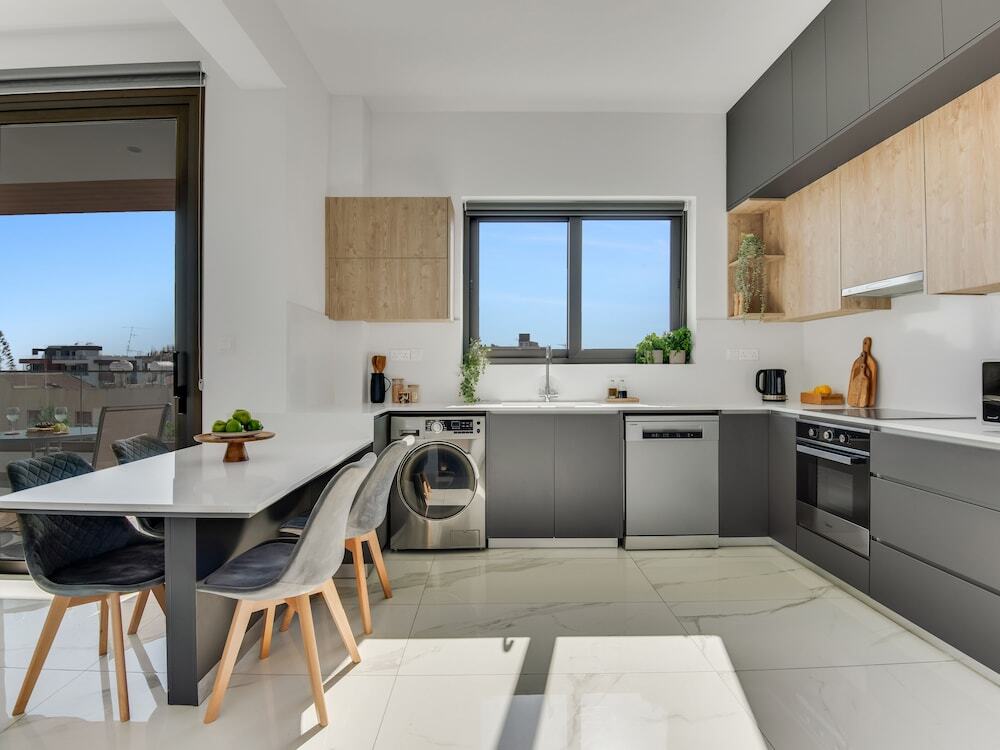 Лимассол: Sanders Palama - Comfy 2-bdr. Penthouse Apt