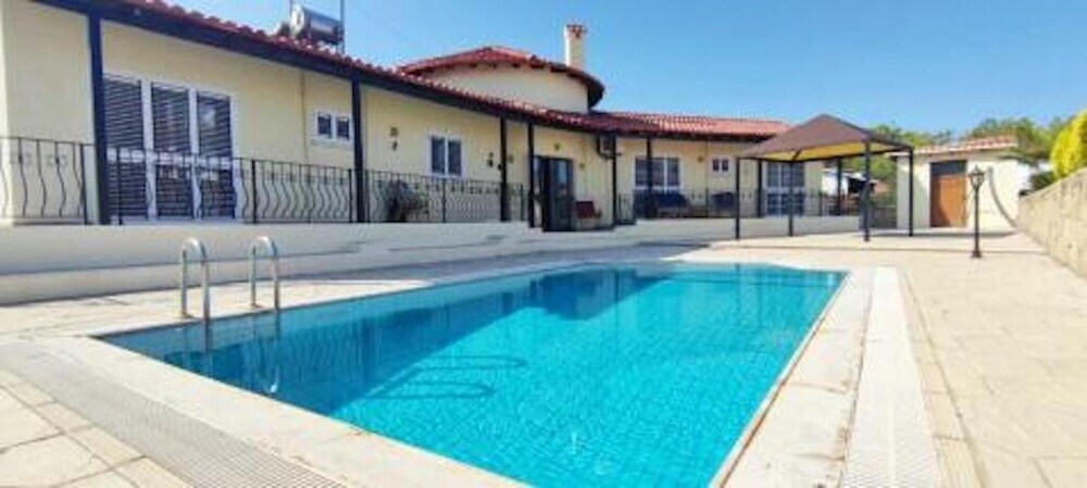 Озанкей: Remarkable 3-bed Villa in Catalkoy