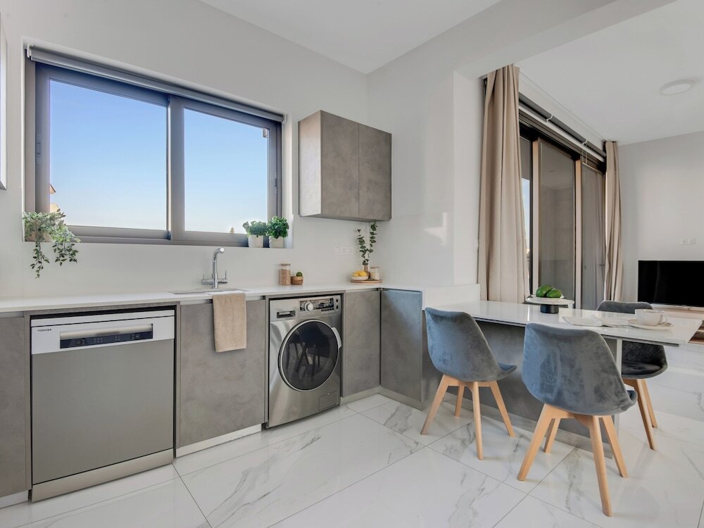 Лимассол: Sanders Palama Cozy 2 bdr Apt With Balcony