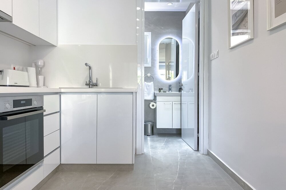 Пафос: Phaedrus Living: Limnaria Luxury Flat Vine 121
