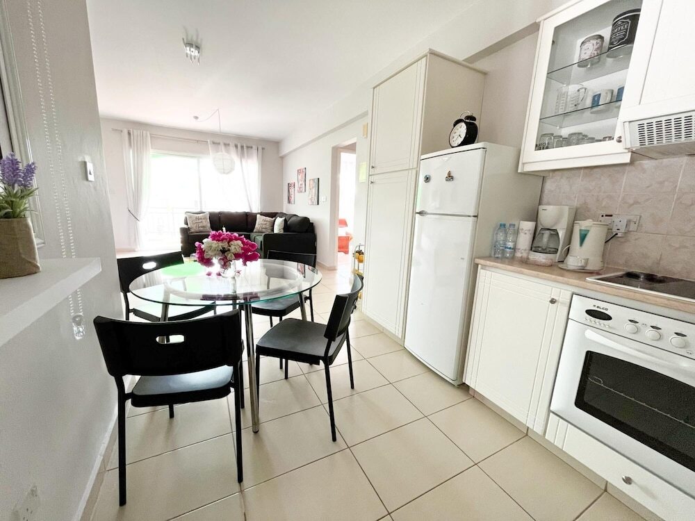 Пафос: Modern Apartment Only 900m From Famous Venus Beach
