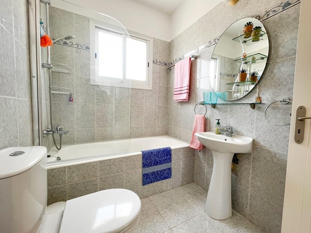 Пафос: Modern Apartment Only 900m From Famous Venus Beach