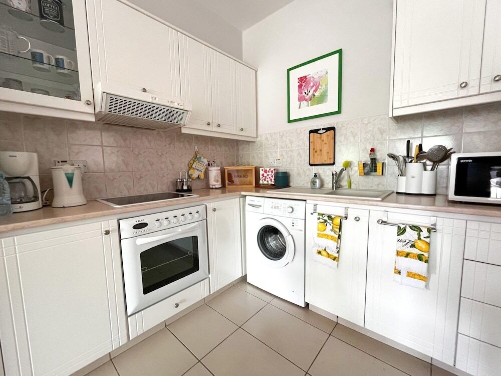 Пафос: Modern Apartment Only 900m From Famous Venus Beach