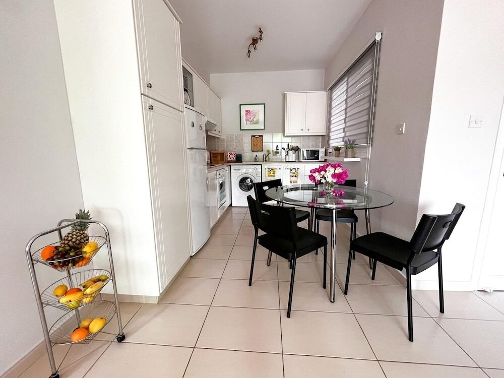 Пафос: Modern Apartment Only 900m From Famous Venus Beach