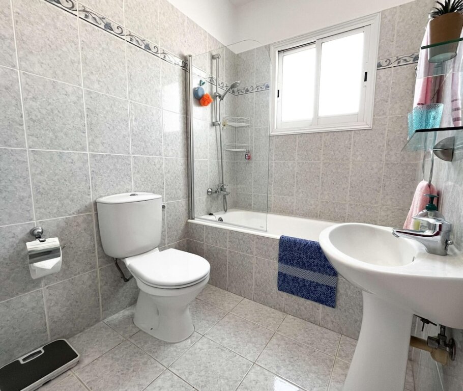 Пафос: Modern Apartment Only 900m From Famous Venus Beach