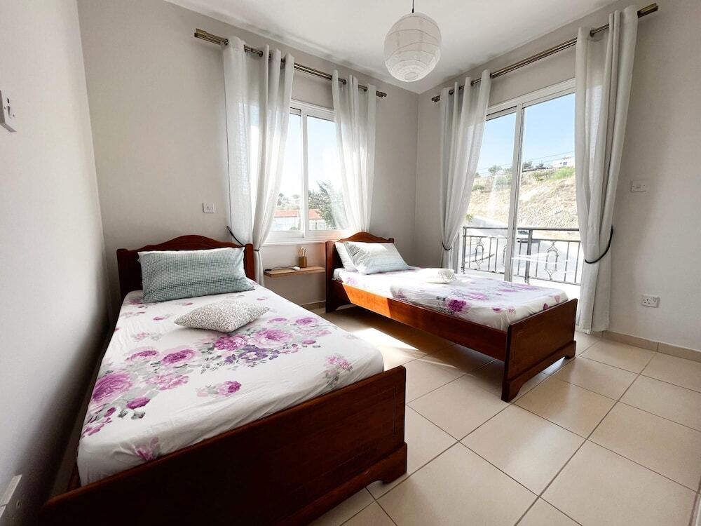 Пафос: Modern Apartment Only 900m From Famous Venus Beach