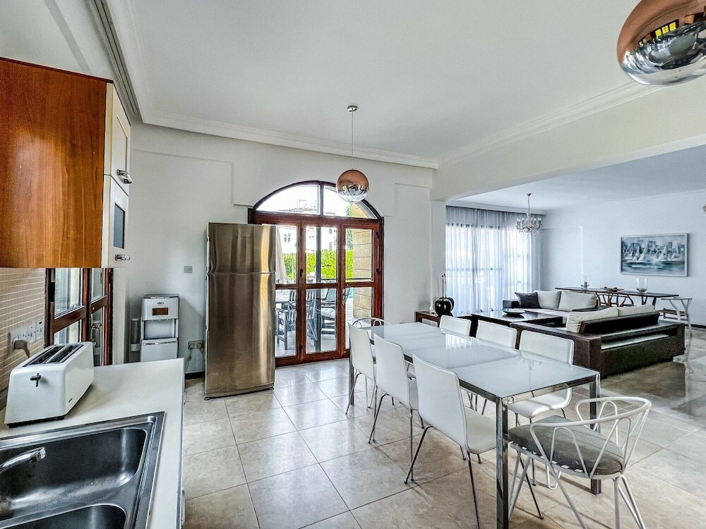 Лапта: Villa With Private Pool and Backyard in Lapta