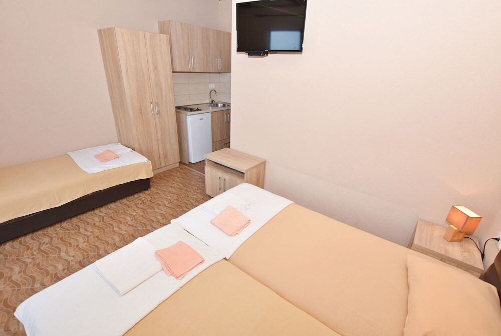Бар: Apartment Tomba