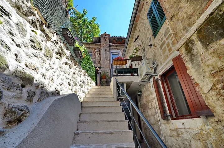 Доброта: Historic Stone House