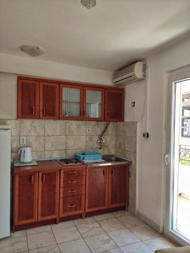 Петровац: Apartments Gvozdenović