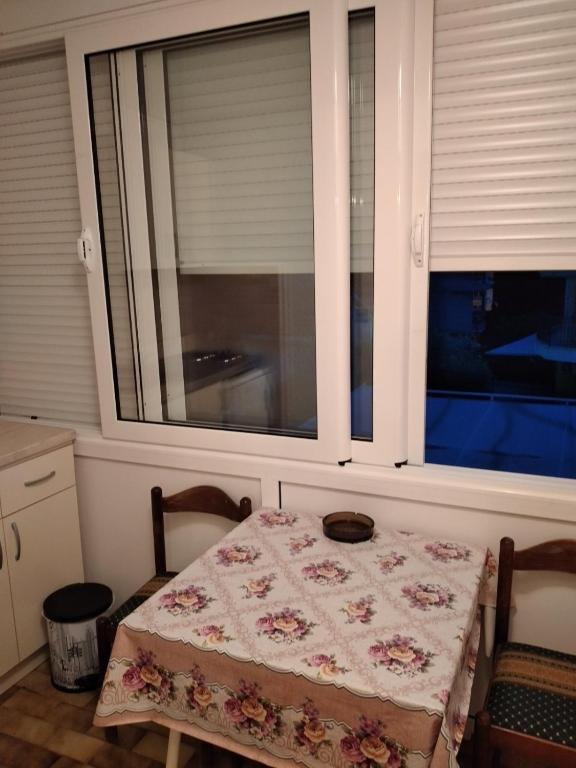 Петровац: Apartments Gvozdenović
