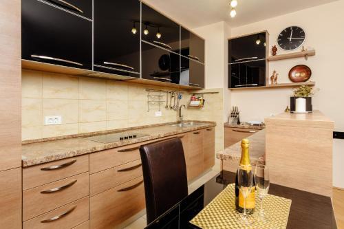 Тиват: Apartment Sahala