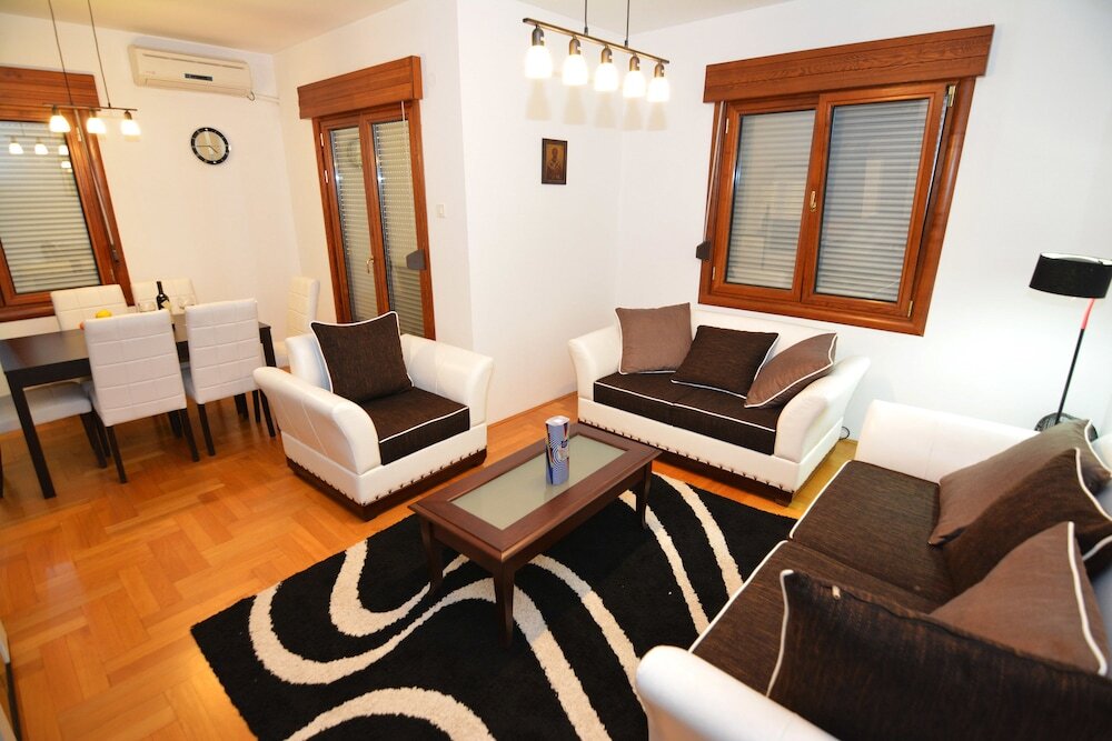 Тиват: Hana Apartment