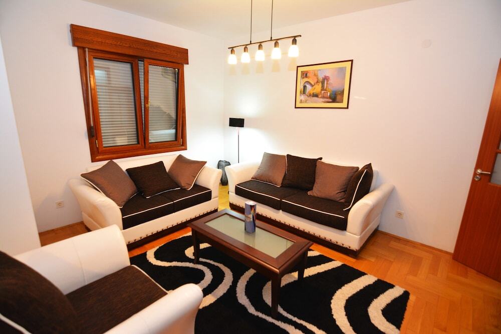 Тиват: Hana Apartment