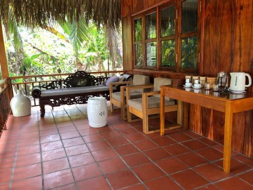 Бенче: Coco Riverside Lodge