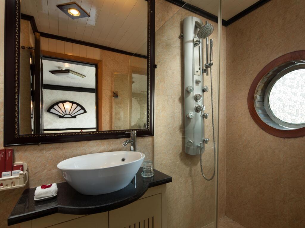 Халонг: Aclass Legend Cruise Halong Bay