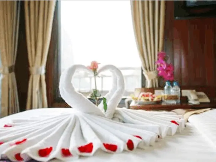 Халонг: Viola Cruise Halong Bay