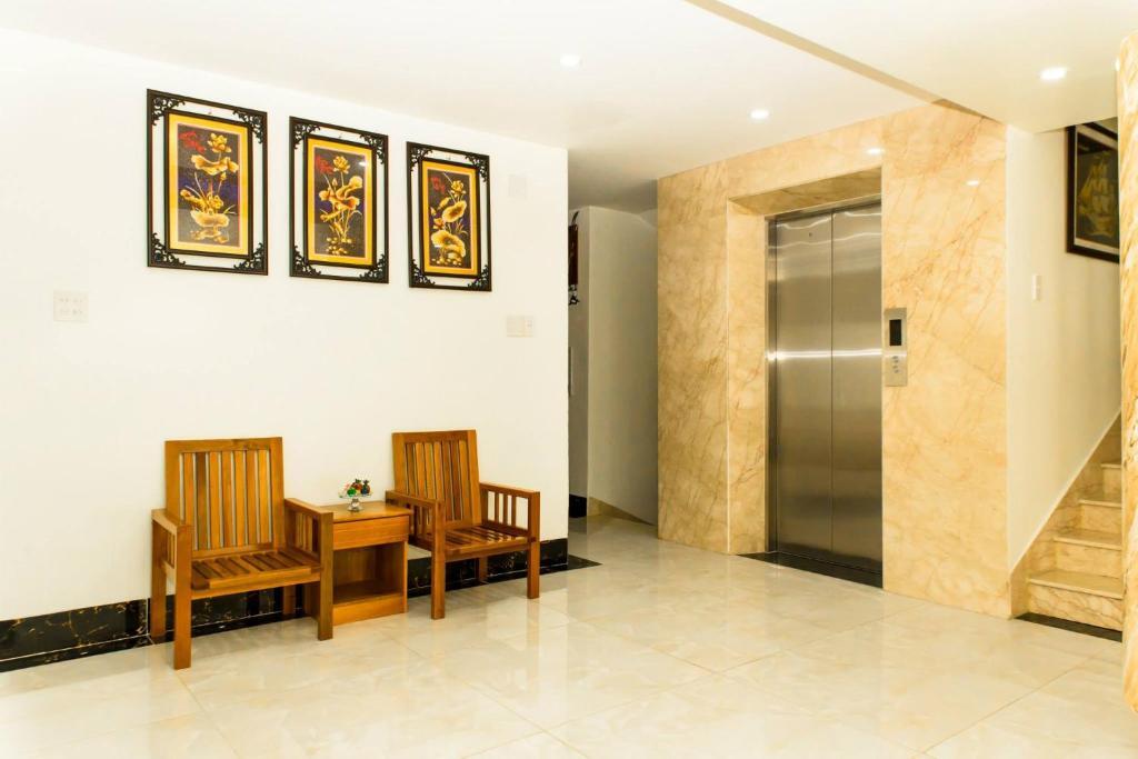 Хатин: Ha Tien Happy Hotel