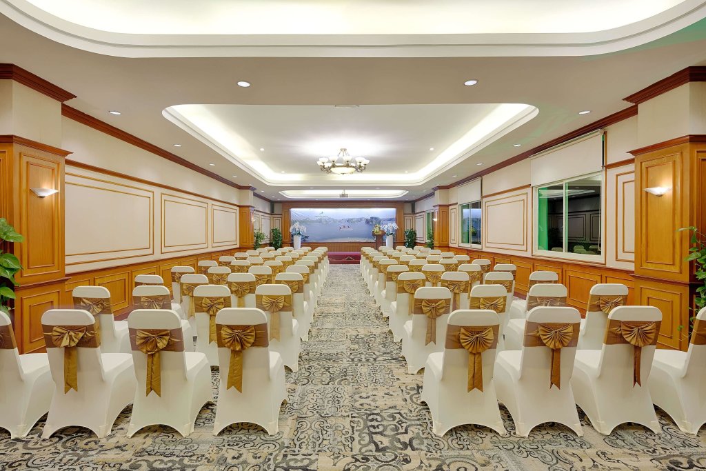 Халонг: Отель Halong Plaza