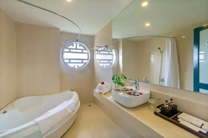 Хойан: Aurora Riverside Hotel and Spa