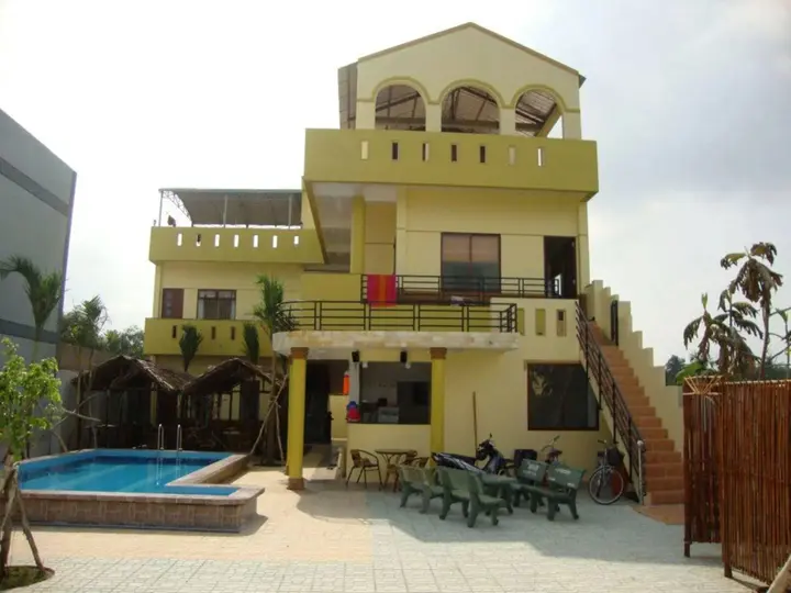 Бенче: Oasis Hotel