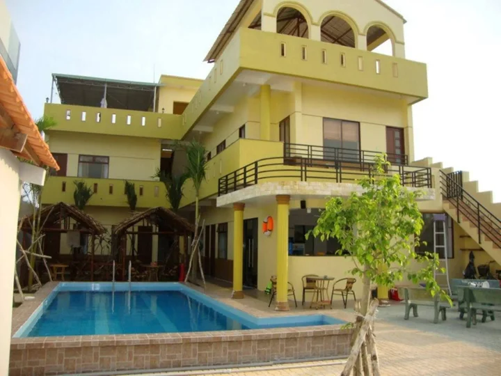 Бенче: Oasis Hotel