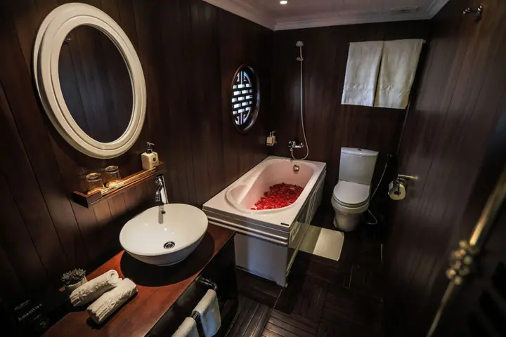 Халонг: Bhaya Halong Cruises